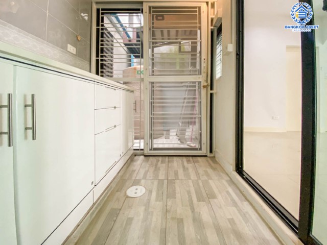 ทาวน์โฮมมือสอง ม.บ้านกลางเมือง ราชพฤกษ์-พระราม5 ทาวน์โฮม3ชั้น บ้านสวยเหมือนไม่เคยเข้าอยู่ บนเนื้อที่ 17 ตร.ว. ฟังก์ชัน 3 ห้องนอน 3 ห้องน้ำ 2  ที่จอดรถ บนทำเลเดินทางสะดวก เชื่อมต่อถนน นครอินทร์, พระราม5, ราชพฤกษ์, รัตนาธิเบศร์ ใกล้รถไฟฟ้าและทางด่วน!